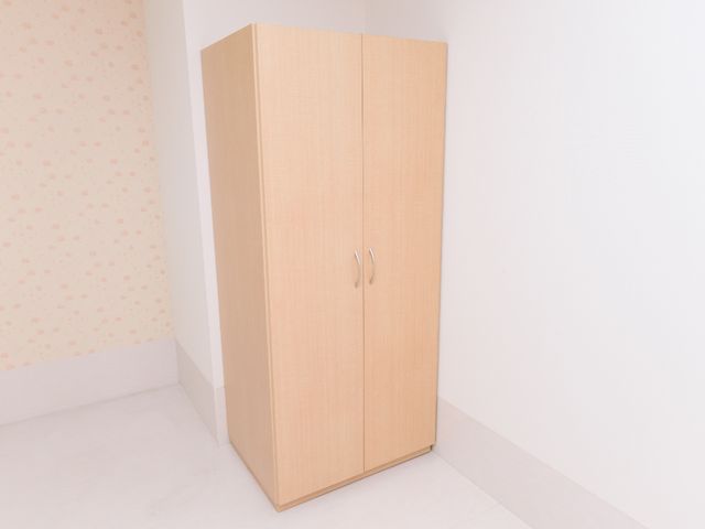 シンプルな木製クローゼット 収納 居室には清潔感のある木製クローゼットが完備されており、個人の大切な物を整理しやすい環境を提供しています。