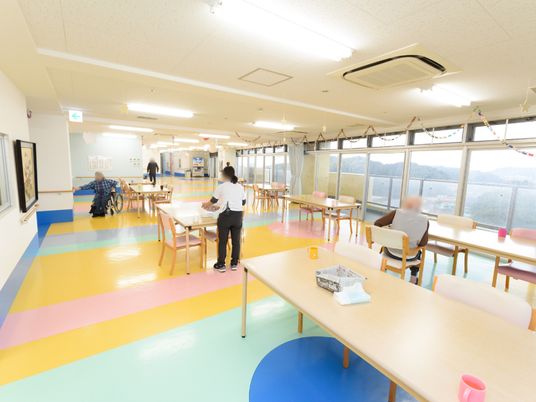 多彩な床の食堂スペース