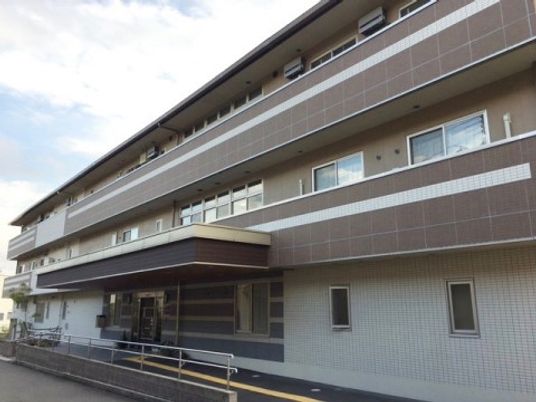 広々とした施設の外観