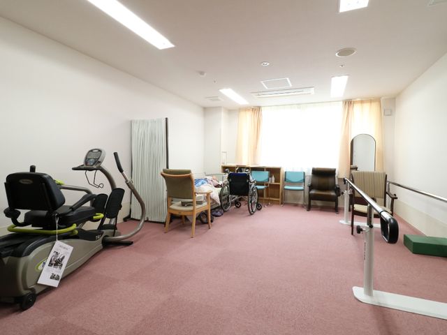 トレーニング機器のある部屋 リハビリ室 広々とした機能訓練室で、様々な器具が整えられ、リハビリをサポートしています。運動がお好きな方にも適しています。