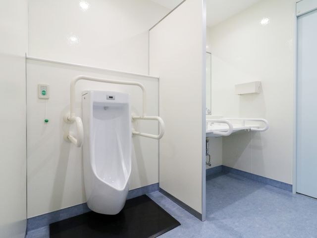 バリアフリートイレ 男性用トイレ 手すり付きで広々とした安全設計のトイレです。緊急時には通報ボタンをご利用いただけます。