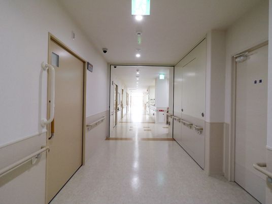 手すり付きの清潔な廊下