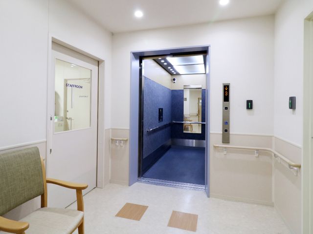 廊下とエレベーター 広いエレベーター 広々とした廊下には手すりが整っており、安全に配慮された設計です。スムーズな移動が支援されるエレベーターが備えられています。