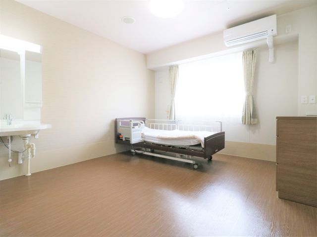 清潔な居室の一角 広い居室 広々とした明るい部屋はゆったりと過ごせる設計で、日々の快適な生活を支えてくれます。