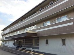 明るい外観の建物