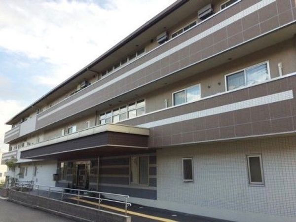 明るい外観の建物