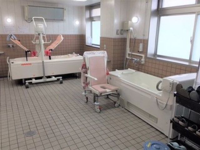 快適な設備の浴室 併設デイ 浴室 広々と清潔に保たれた浴室では、リフト付き浴槽で安心して入浴を支援しています。機能性と安全性を兼ね備えた空間です。