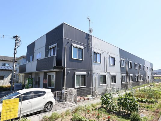 モダンな外観の建物