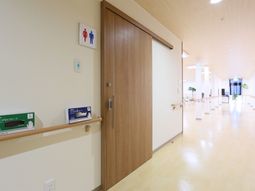 清潔な廊下と手すり