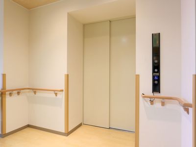 エレベーターホールの手すり