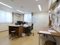 明るい事務室の様子