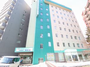青と白の建物外観
