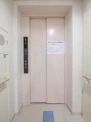 清潔なエレベーター前