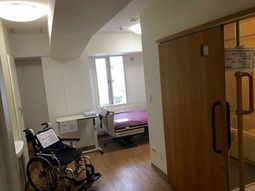 居室のベッドと車椅子