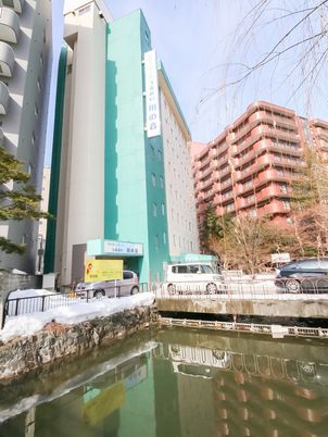 緑の建物前面の景観