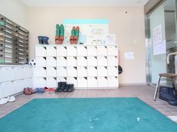 玄関ロビーの靴棚と掲示物