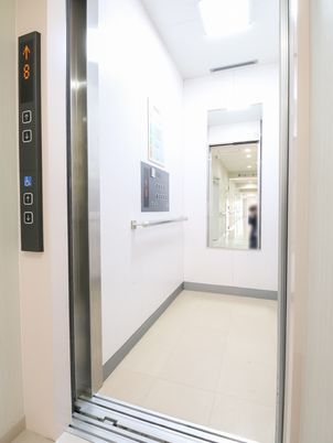 明るい廊下のエレベーター