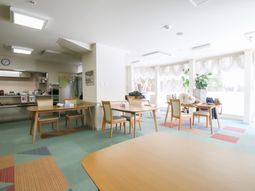 明るい共有リビング空間