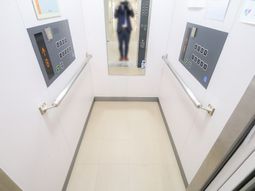 バリアフリー設計のエレベーター