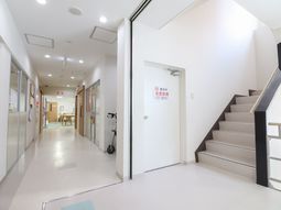 明るい廊下の場面