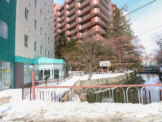 雪景色の中の建物エントランス