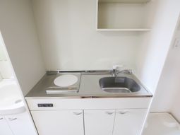 清潔な洗面台と小物置き