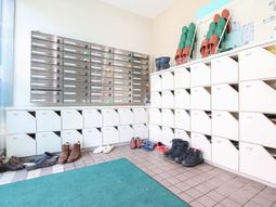 靴箱とスリッパの玄関