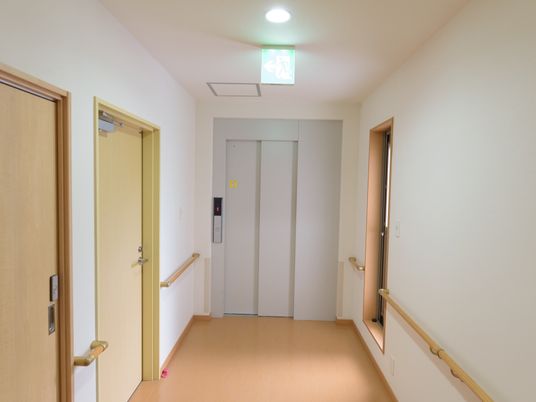 廊下とエレベーターの景観