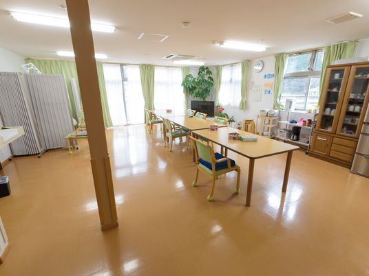 広々とした明るい食堂