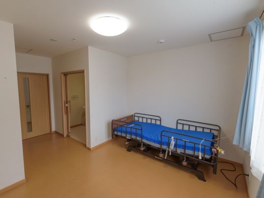 シンプルな居室の様子