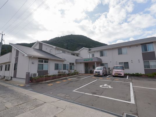 広々とした駐車場のある建物