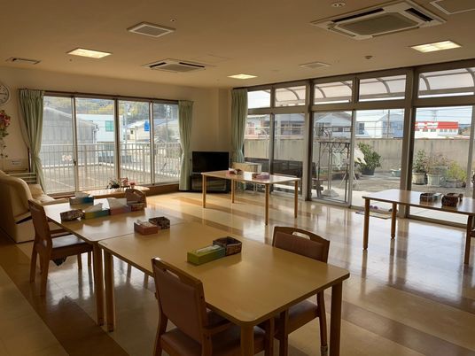 明るいラウンジ