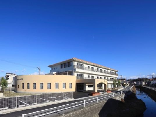 青空背景の施設外観