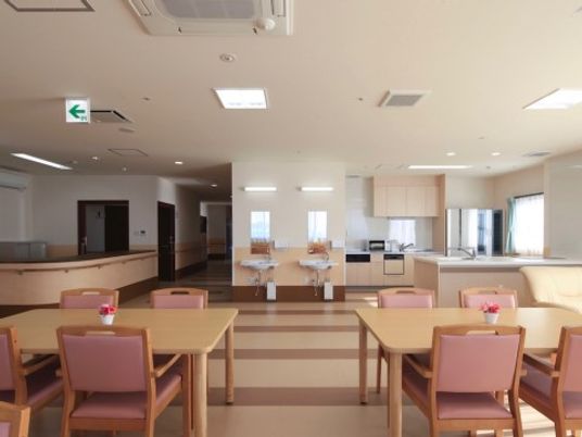 明るい共用ダイニングスペース