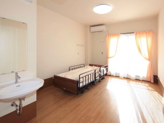明るい個室の居室