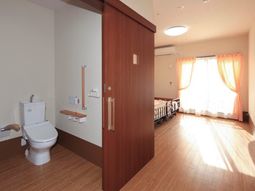 明るい居室の様子