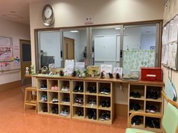 靴棚と案内カウンター