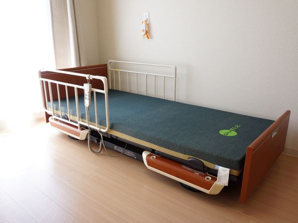 明るい居室のベッド