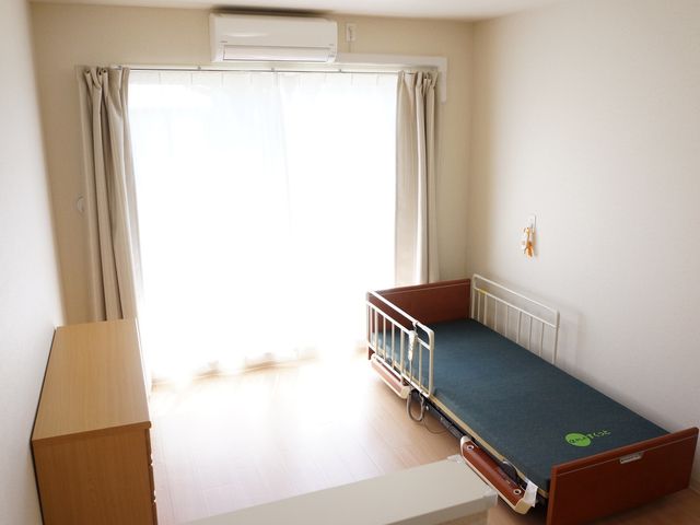 個室の居室内観 居室 明るい日差しが差し込む、ゆったりとした個室です。入居者のプライバシーと快適性を大切にした造りになっております。