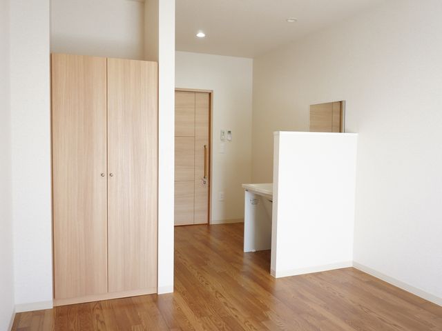 洋室の明るい居室 居室 落ち着いた色合いの居室です。広々とした空間で、ゆったりとした時間を過ごせる環境が整えられています。