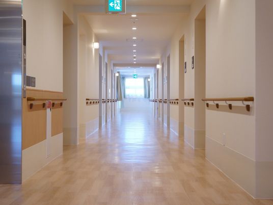 廊下の明るい手すり付き