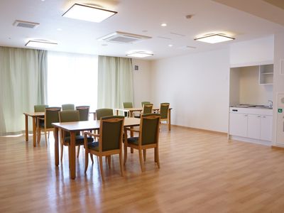 広々とした明るい食堂