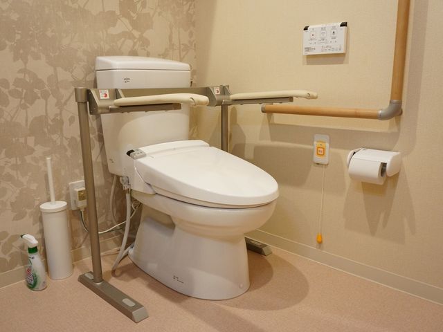 バリアフリートイレ設備 トイレ 安心してご使用いただける、握りバー付きの清潔なトイレスペースです。手すりや緊急呼び出しボタンも完備しており、安全面にも配慮されています。