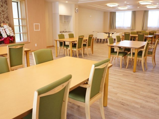暖かい雰囲気の共有スペース 食堂 ゆとりのある共有ダイニングは、明るく広々としていて、毎日のお食事や交流の場として最適です。