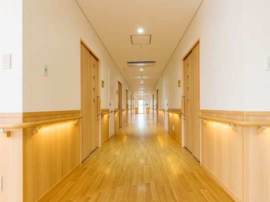 広々した明るい廊下