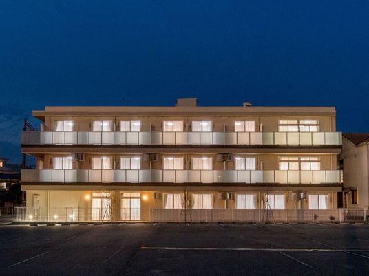 夕暮れ時の建物外観