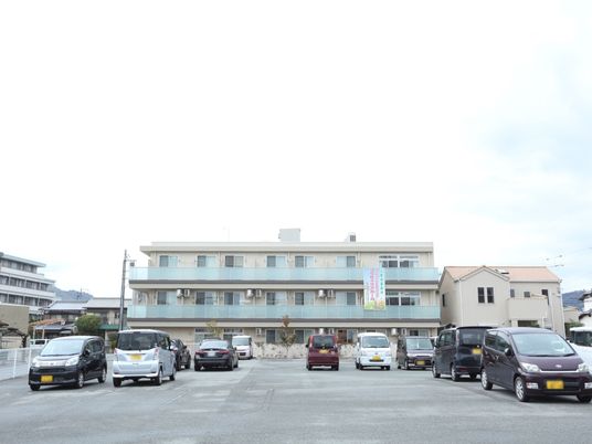 広々とした駐車場の施設外観