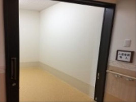 明るい和室の入口