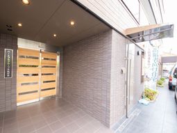 モダンなデザインのエントランス