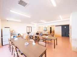 共用スペースの広々とした部屋